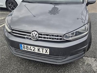 Usado VW Touran Advance 115 CV (84 kW) 2019 Gris / plata Monovolumen