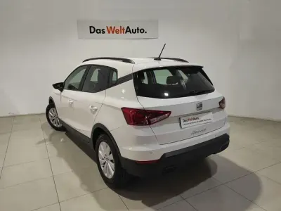 Usado Seat Arona Style Plus 110 CV (80 kW) 2022 Blanco SUV
