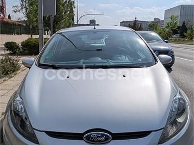 Usado Ford Fiesta Trend 82 CV (60 kW) 2010 Gris / plata Berlina