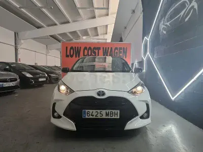 Usado Toyota Yaris Hybrid Active 116 CV (85 kW) 2022 Blanco Berlina