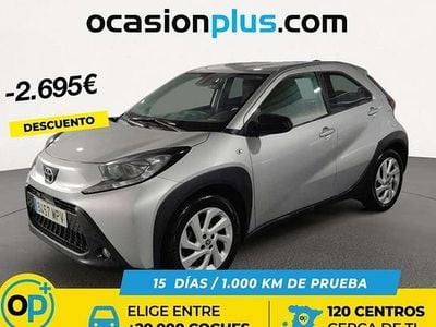 Usado Toyota Aygo Play 72 CV (52 kW) 2024 Gris Utilitario