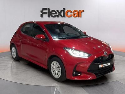 Usado Toyota Yaris Hybrid Active 116 CV (85 kW) 2023 Rojo Berlina