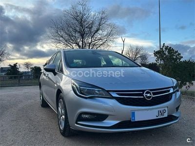 Usado Opel Astra Selective 110 CV (80 kW) 2016 Gris / plata Berlina
