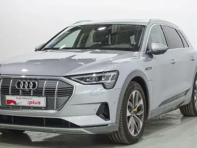 Usado Audi e-tron Advanced Plus 300 kW (408 CV) 2022 Gris plata SUV