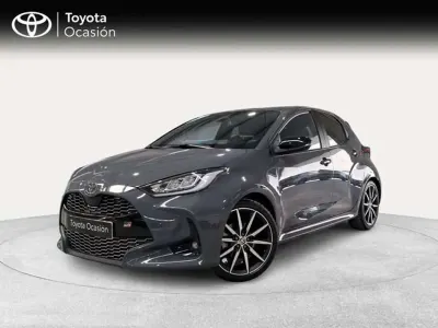 Usado Toyota Yaris Hybrid Sport 131 CV (96 kW) 2025 Gris Utilitario
