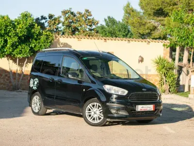 Usado Ford Tourneo Courier Trend 102 CV (75 kW) 2017 Negro Monovolumen