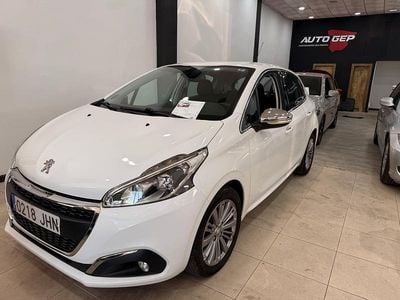 Usado Peugeot 208 Allure 82 CV (60 kW) 2015 Blanco Utilitario