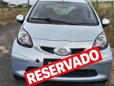 Usado Toyota Aygo 68 CV (50 kW) 2006 Azul Utilitario