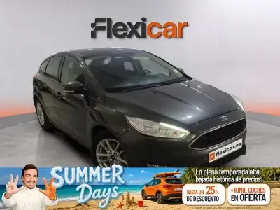 Usado Ford Focus Trend 100 CV (73 kW) 2017 Gris Berlina