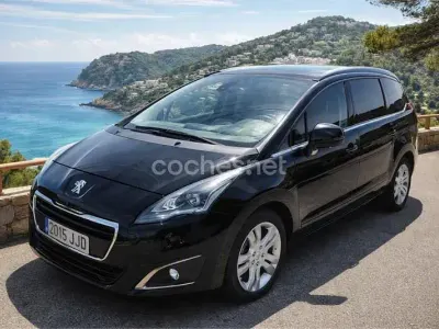 Usado Peugeot 5008 Allure 120 CV (88 kW) 2015 Negro Monovolumen