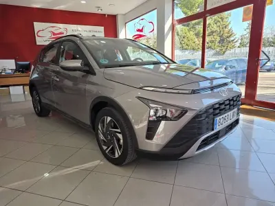 Usado Hyundai Bayon 101 CV (74 kW) 2022 Gris SUV