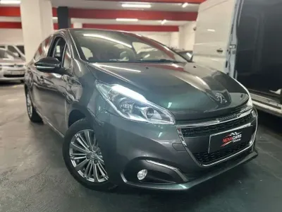 Usado Peugeot 208 Signature Sky 83 CV (61 kW) 2018 Gris Utilitario