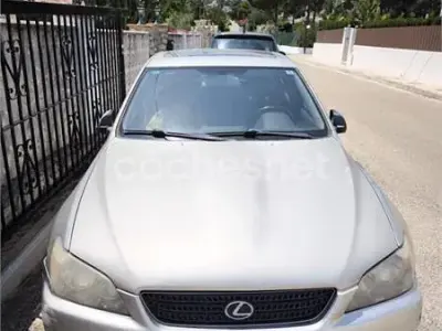 Usado Lexus IS200 Luxury Line 155 CV (114 kW) 2002 Gris / plata Berlina