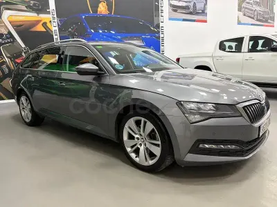 Usado Skoda Superb Ambition 150 CV (110 kW) 2023 Gris / plata Familiar