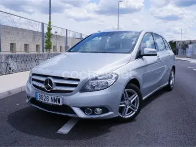 Usado Mercedes B180 122 CV (89 kW) 2013 Gris / plata Monovolumen