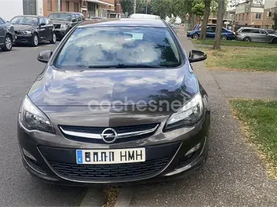 Usado Opel Astra Selective 110 CV (80 kW) 2012 Marrón Familiar