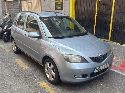 Usado Mazda 2 Sportive 68 CV (50 kW) 2004 Gris / plata Utilitario
