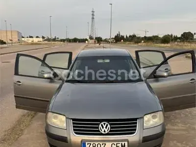 Usado VW Passat Edition 101 CV (74 kW) 2003 Gris / plata Familiar
