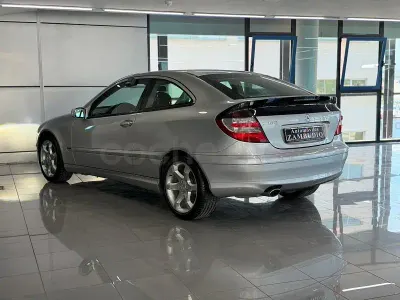 Usado Mercedes C160 Sport Edition 122 CV (89 kW) 2006 Gris / plata Coupe