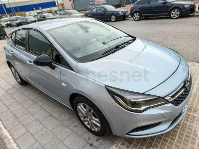 Usado Opel Astra Dynamic 105 CV (77 kW) 2016 Azul Berlina