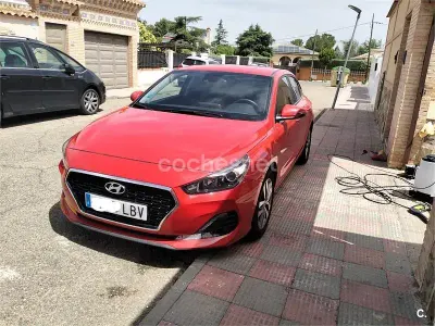 Usado Hyundai i30 120 CV (88 kW) 2019 Rojo Berlina