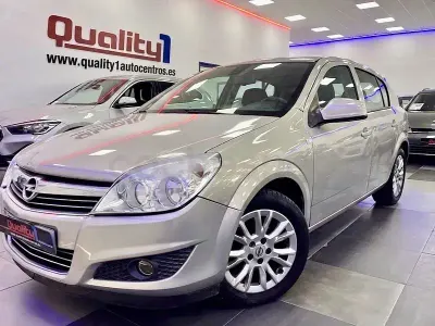 Usado Opel Astra Energy 90 CV (66 kW) 2009 Gris / plata Berlina