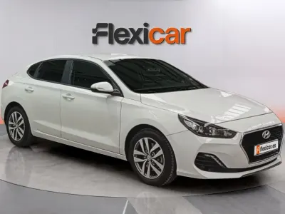 Usado Hyundai i30 120 CV (88 kW) 2019 Blanco Berlina