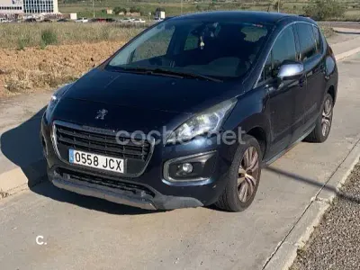 Usado Peugeot 3008 Style 120 CV (88 kW) 2015 Negro Familiar