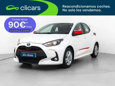 Usado Toyota Yaris Hybrid Active 75 CV (55 kW) 2022 Blanco Berlina
