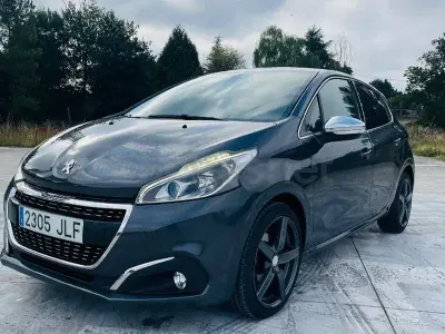 Usado Peugeot 208 Allure 110 CV (80 kW) 2016 Gris / plata Utilitario
