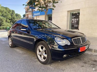 Azul Usado 2002 Mercedes C220 Elegance Berlina | 5000 €