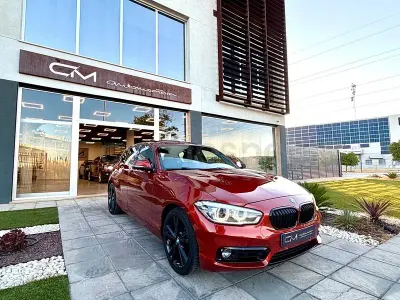 Usado BMW 118 Comfort Edition 150 CV (110 kW) 2018 Granate Berlina