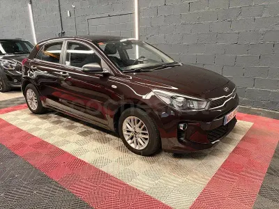 Usado Kia Rio 77 CV (56 kW) 2017 Marrón Berlina