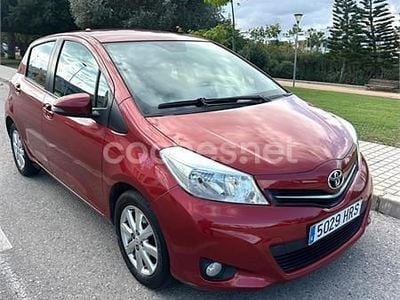 Usado Toyota Yaris City 69 CV (50 kW) 2013 Granate Berlina