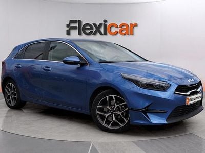 Używany Kia Ceed 100 KM (73 kW) 2023 Niebieski Hatchback