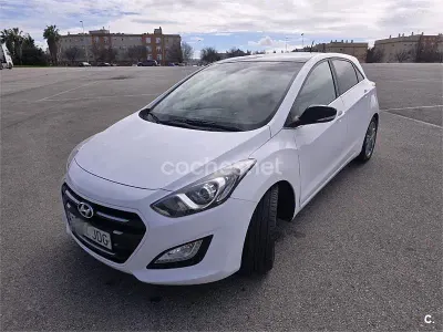 Usado Hyundai i30 Blackline 110 CV (80 kW) 2015 Blanco Berlina