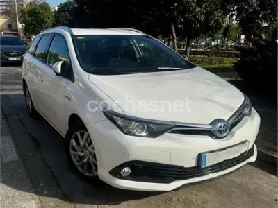 Usado Toyota Auris Hybrid Active 136 CV (100 kW) 2016 Blanco Familiar