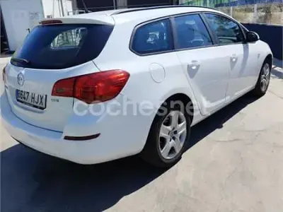 Usado Opel Astra Sportive 110 CV (80 kW) 2012 Blanco Familiar