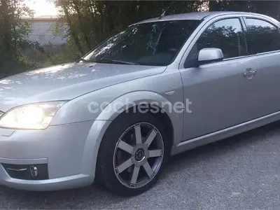 Usado Ford Mondeo Titanium X 155 CV (114 kW) 2005 Gris / plata Berlina