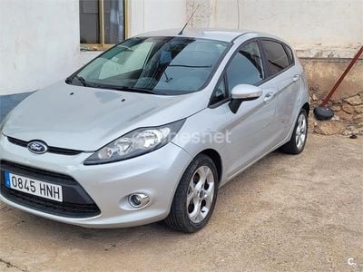Gris / plata Usado 2012 Ford Fiesta Trend Berlina | 7500 € (Caro)
