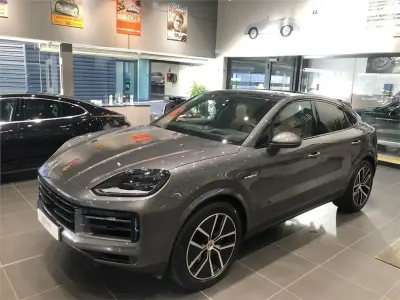 Usado Porsche Cayenne E-Hybrid 470 CV (345 kW) 2025 Gris / plata SUV