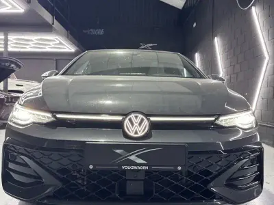 Usado VW Golf VIII R-line 150 CV (110 kW) 2025 Gris / plata Berlina