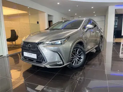 Usado Lexus NX350h Executive Line 242 CV (177 kW) 2022 Gris / plata SUV