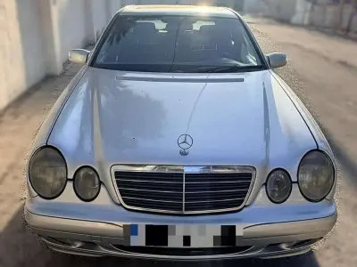 Usado Mercedes E220 Classic 143 CV (105 kW) 2001 Gris Berlina