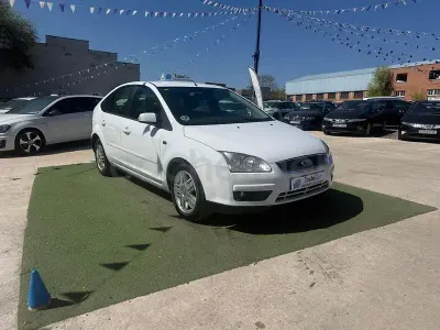 Usado Ford Focus Ghia 115 CV (84 kW) 2007 Blanco Berlina