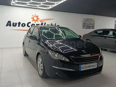Usado Peugeot 308 Active 115 CV (84 kW) 2014 Violeta / lila Berlina