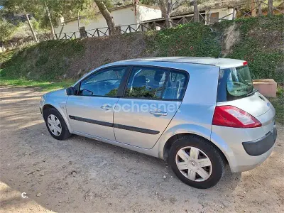 Usado Renault Mégane Privilege 100 CV (73 kW) 2005 Gris / plata Berlina