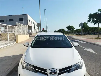 Usado Toyota Auris Active 132 CV (97 kW) 2015 Blanco Berlina