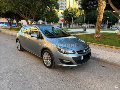 Gris / plata Usado 2014 Opel Astra Selective Berlina | 7200 € (Precio justo)