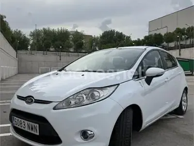 Usado Ford Fiesta 95 CV (69 kW) 2012 Blanco Berlina